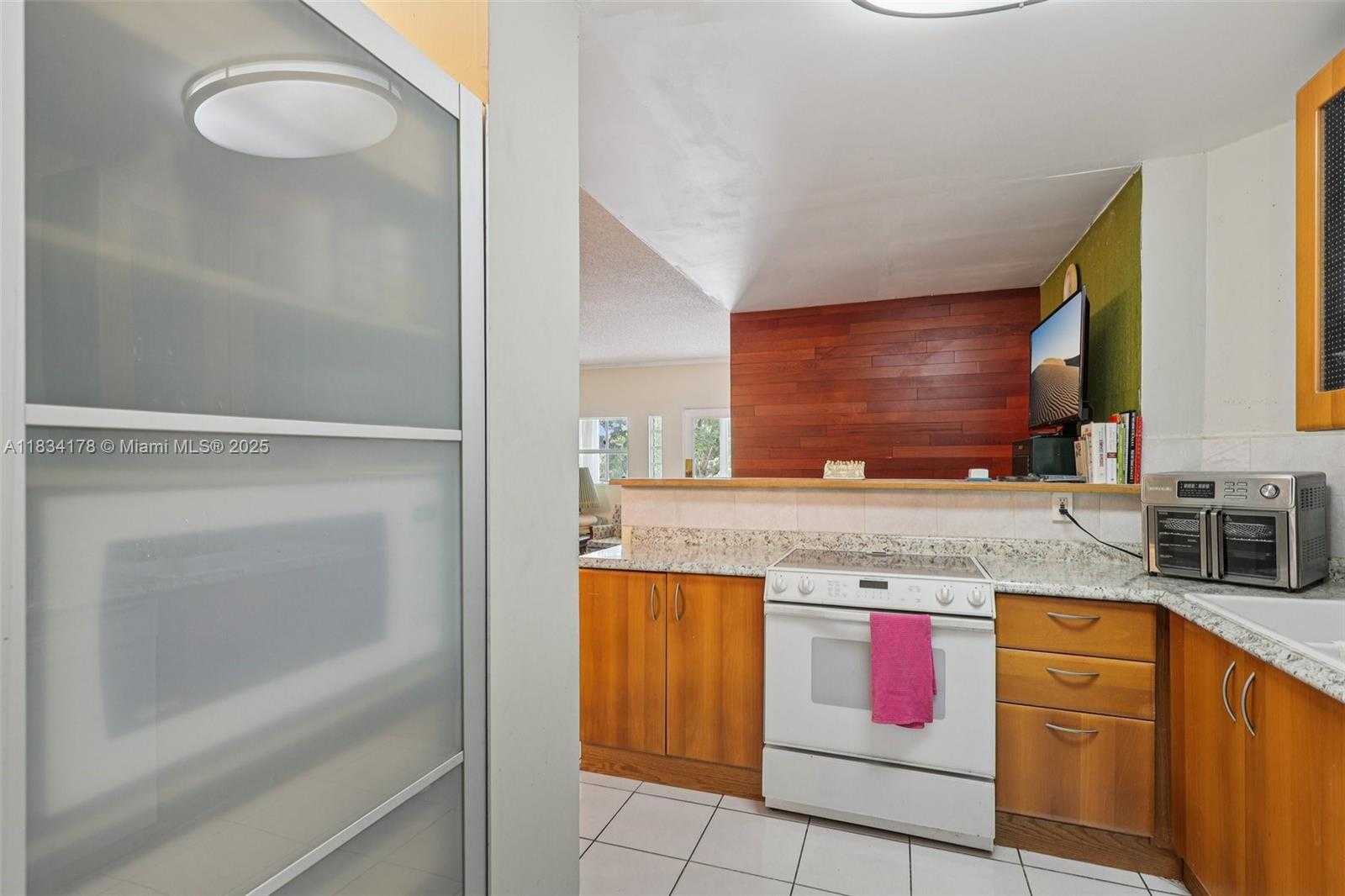 Small Image of 4350 HILLCREST DR #303, Hollywood Number 13