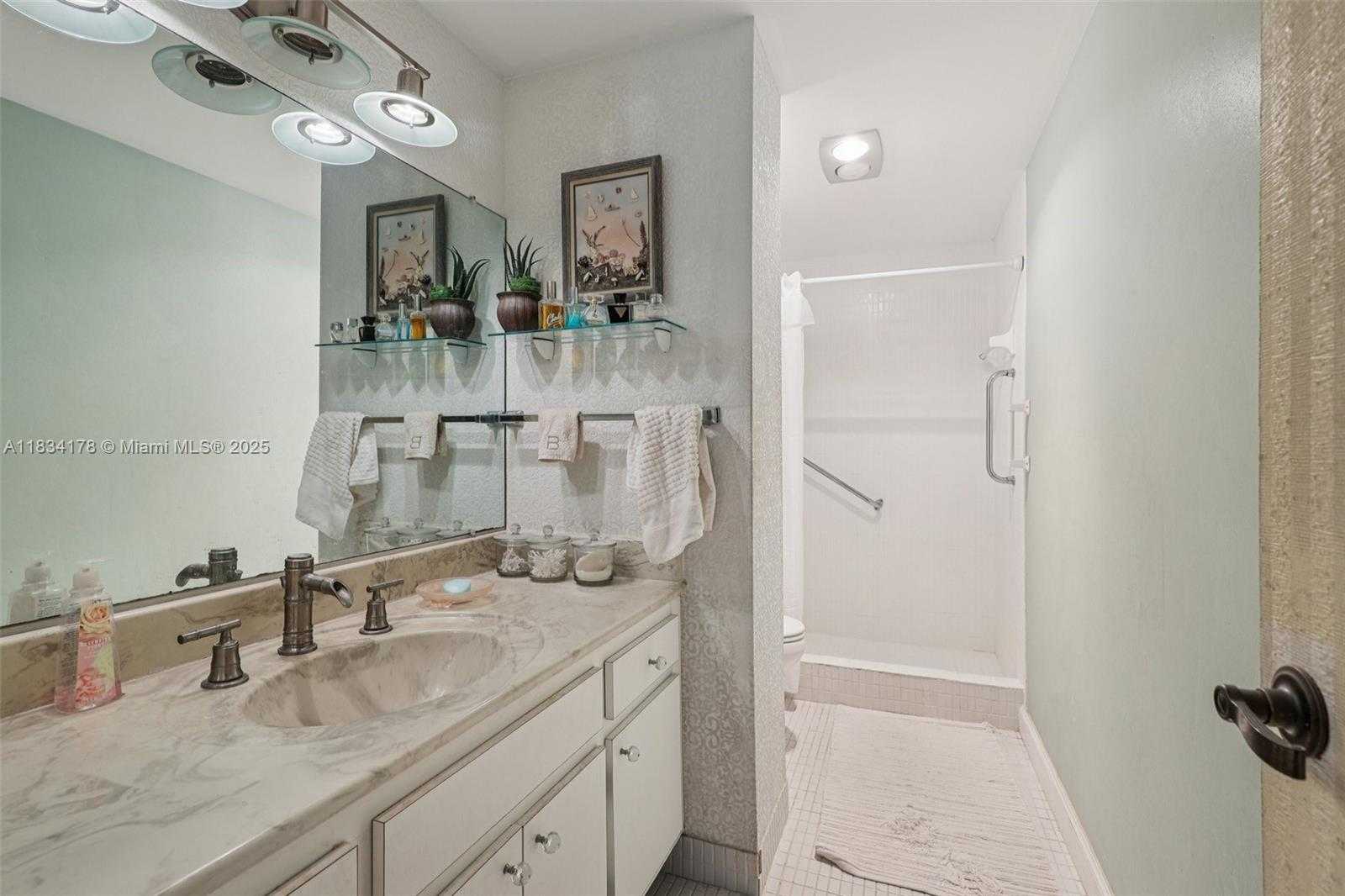 Small Image of 4350 HILLCREST DR #303, Hollywood Number 19