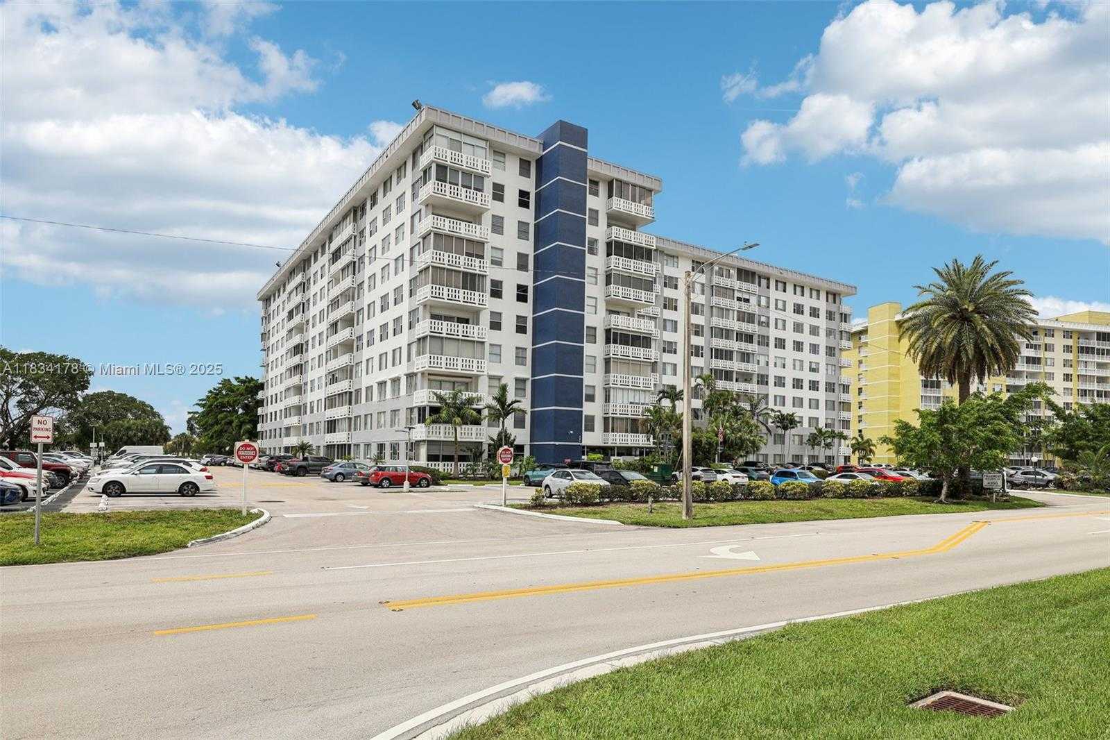 Small Image of 4350 HILLCREST DR #303, Hollywood Number 2