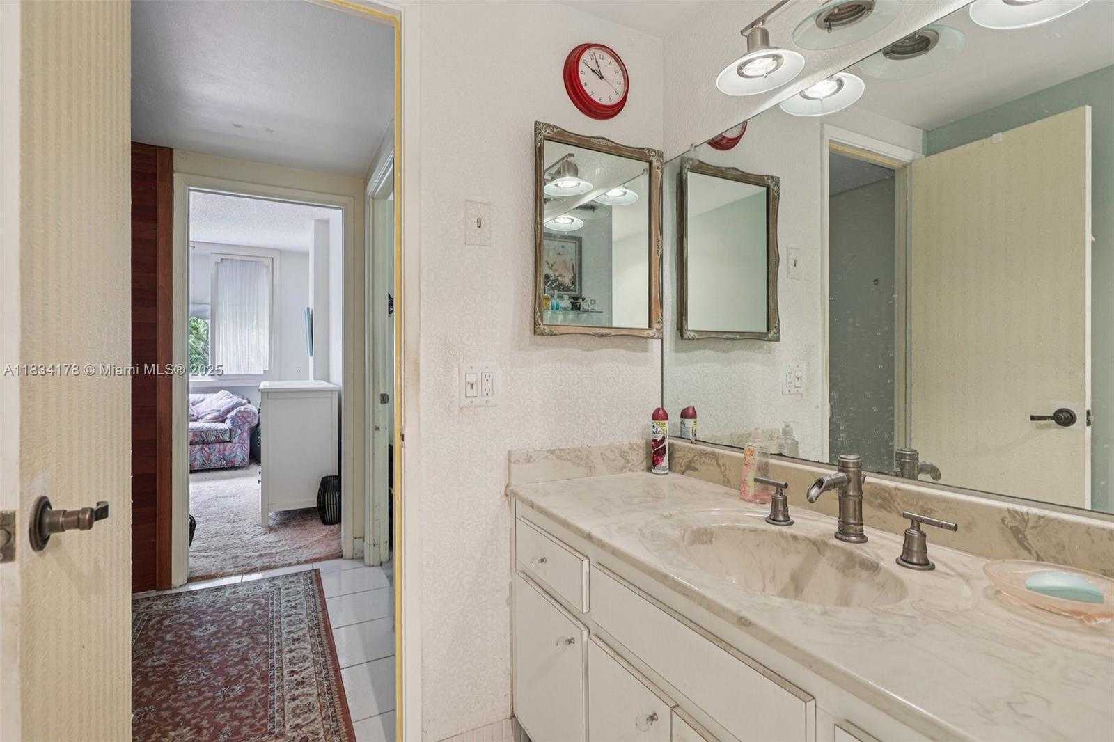 Small Image of 4350 HILLCREST DR #303, Hollywood Number 20