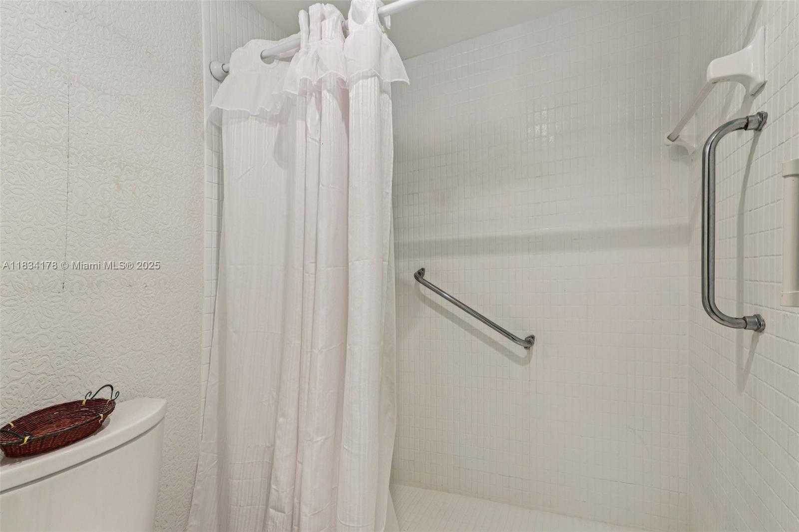 Small Image of 4350 HILLCREST DR #303, Hollywood Number 21