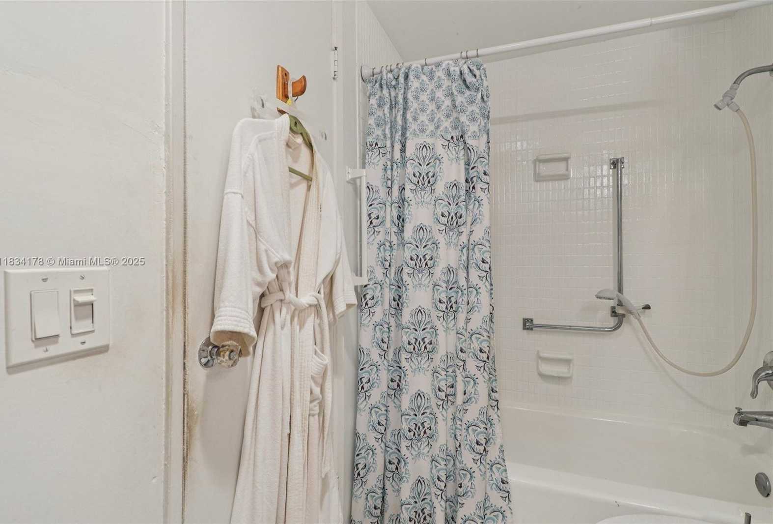 Small Image of 4350 HILLCREST DR #303, Hollywood Number 29