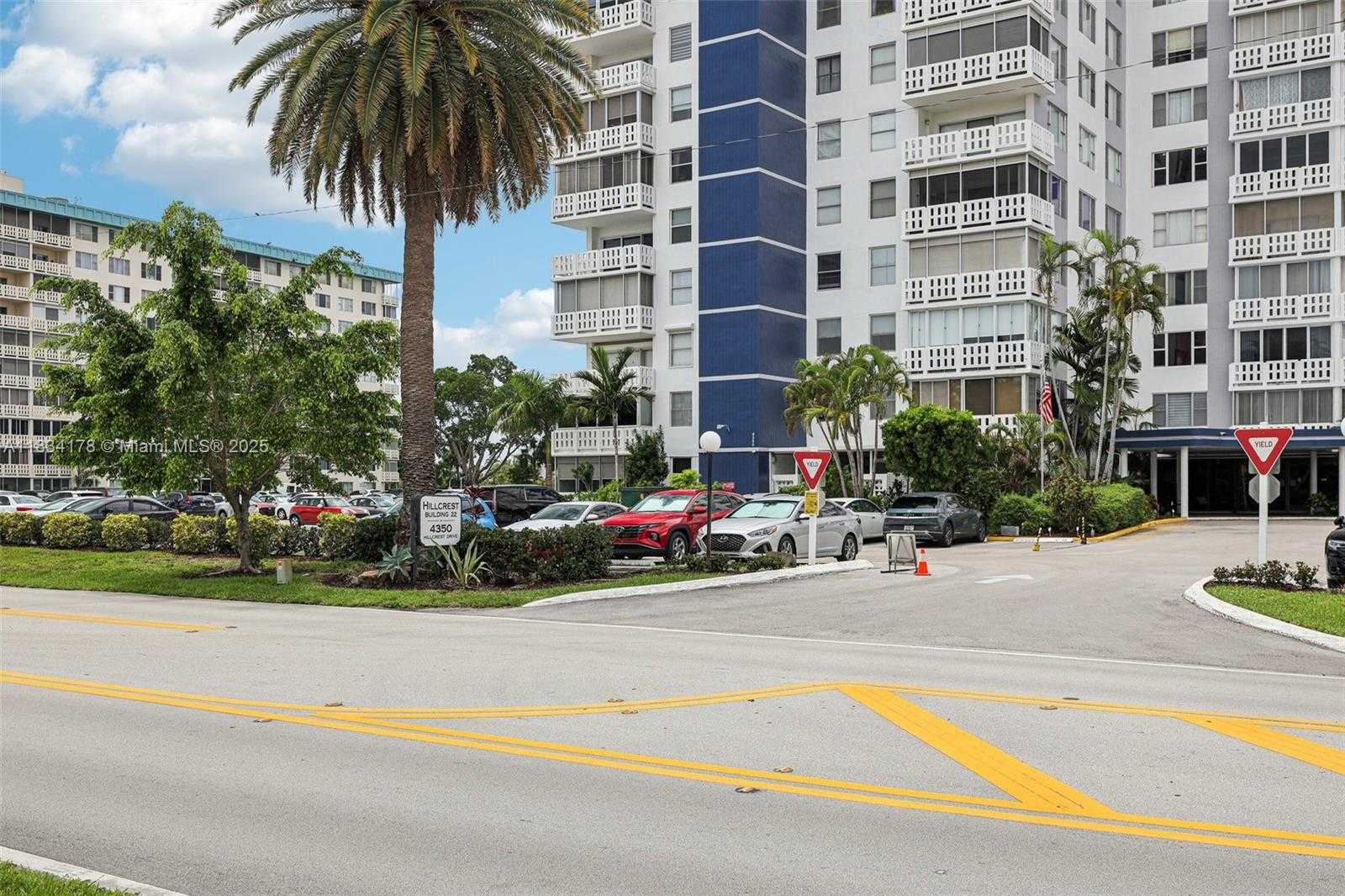 Small Image of 4350 HILLCREST DR #303, Hollywood Number 3