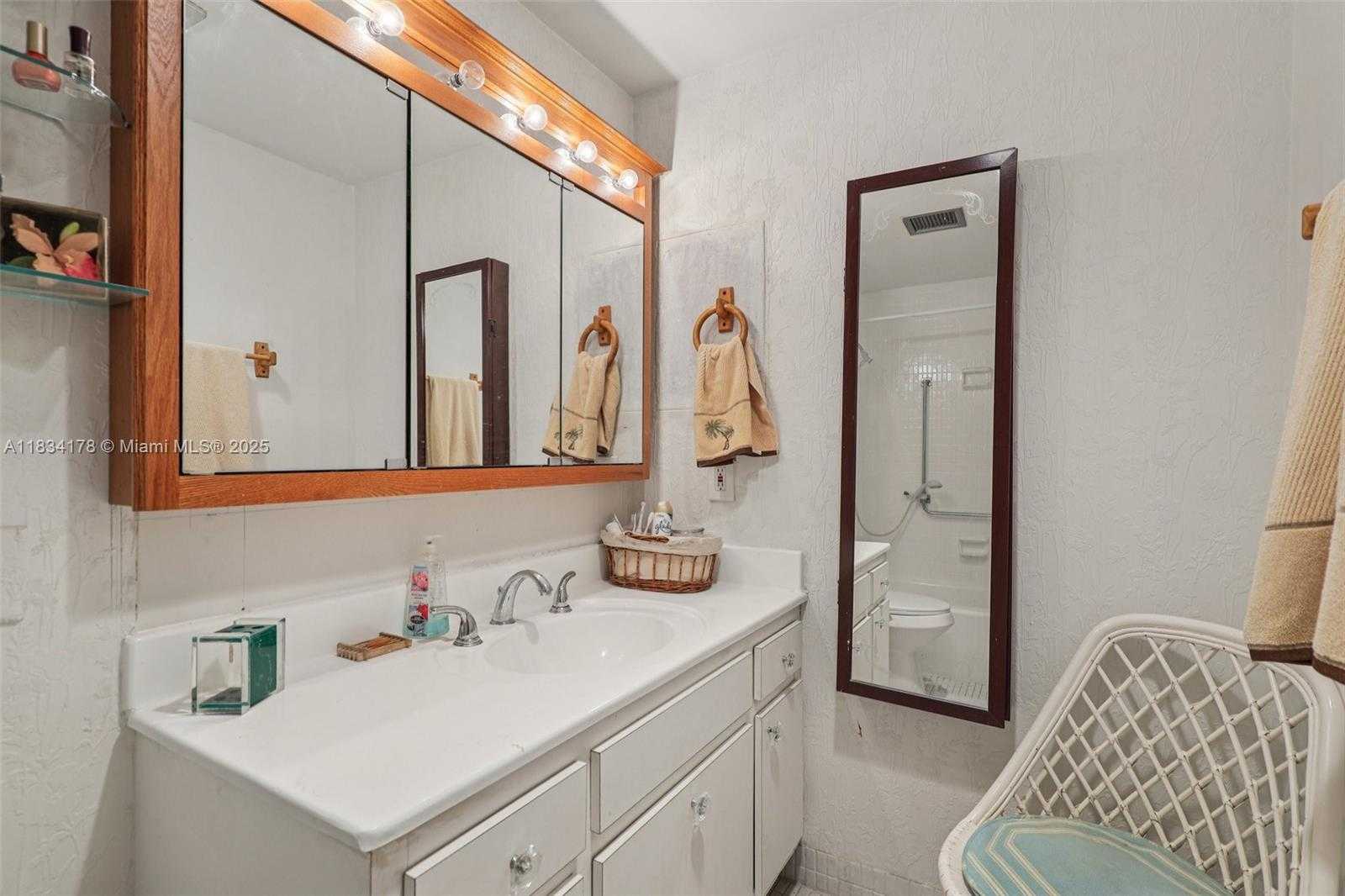 Small Image of 4350 HILLCREST DR #303, Hollywood Number 30