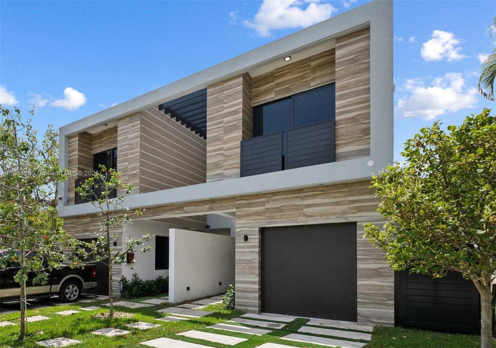 Small Image of 1152 SOUTH WEST 22ND TER, Miami Number 2