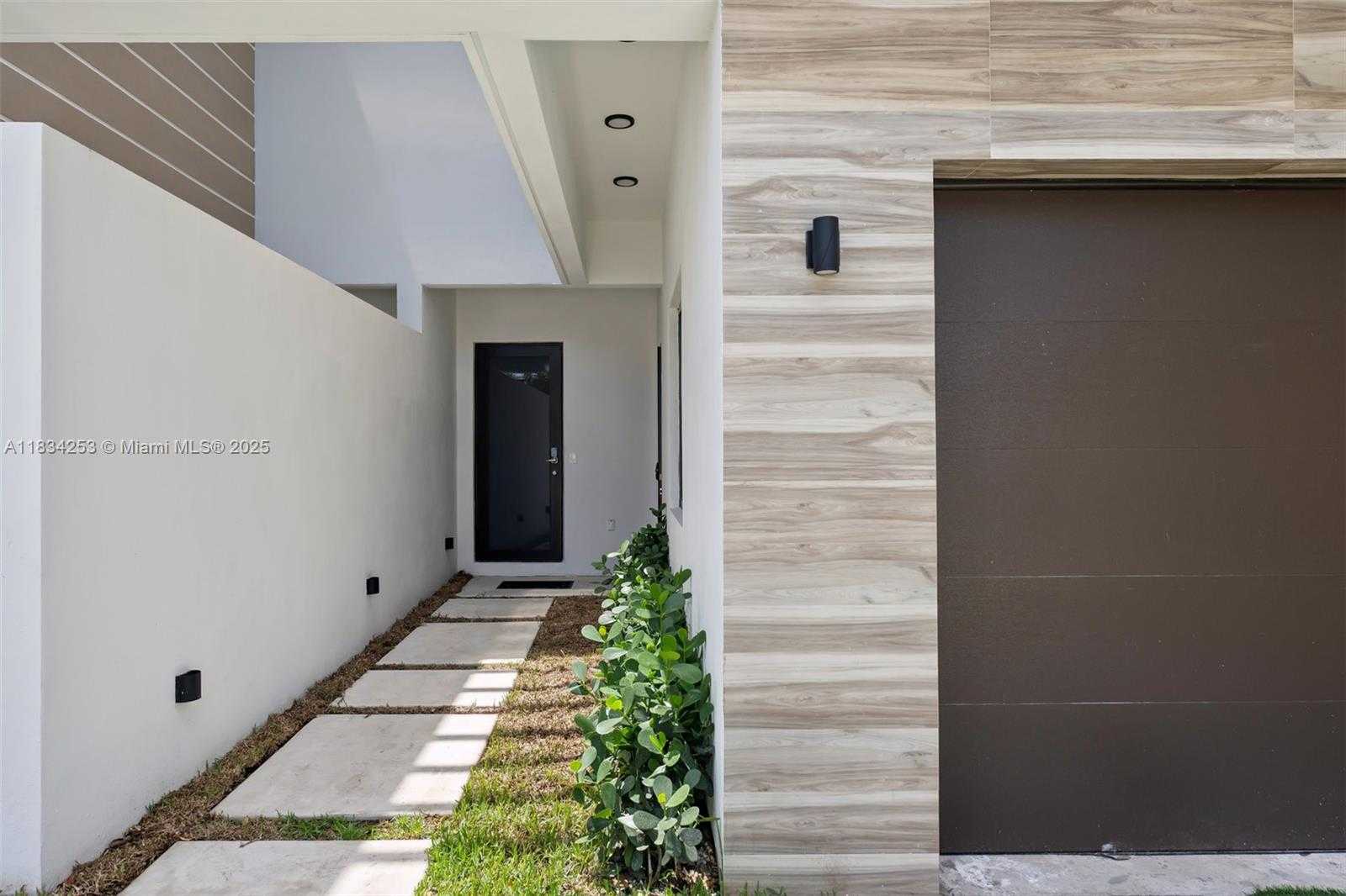 Small Image of 1152 SOUTH WEST 22ND TER, Miami Number 3