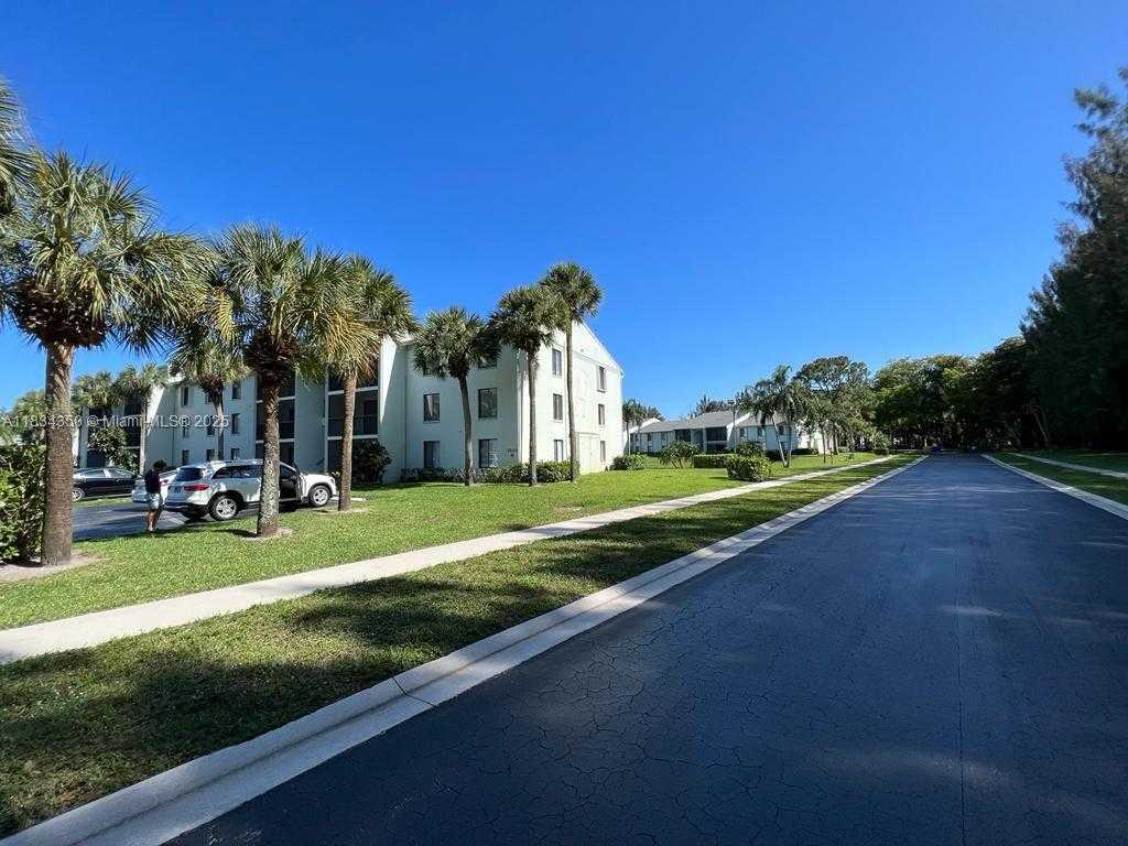 Small Image of 3606 ALDER DR #F2, West Palm Beach Number 2