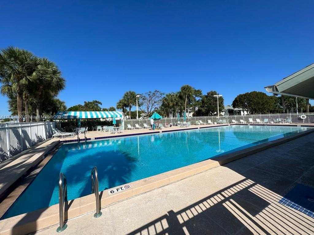 Small Image of 3606 ALDER DR #F2, West Palm Beach Number 5