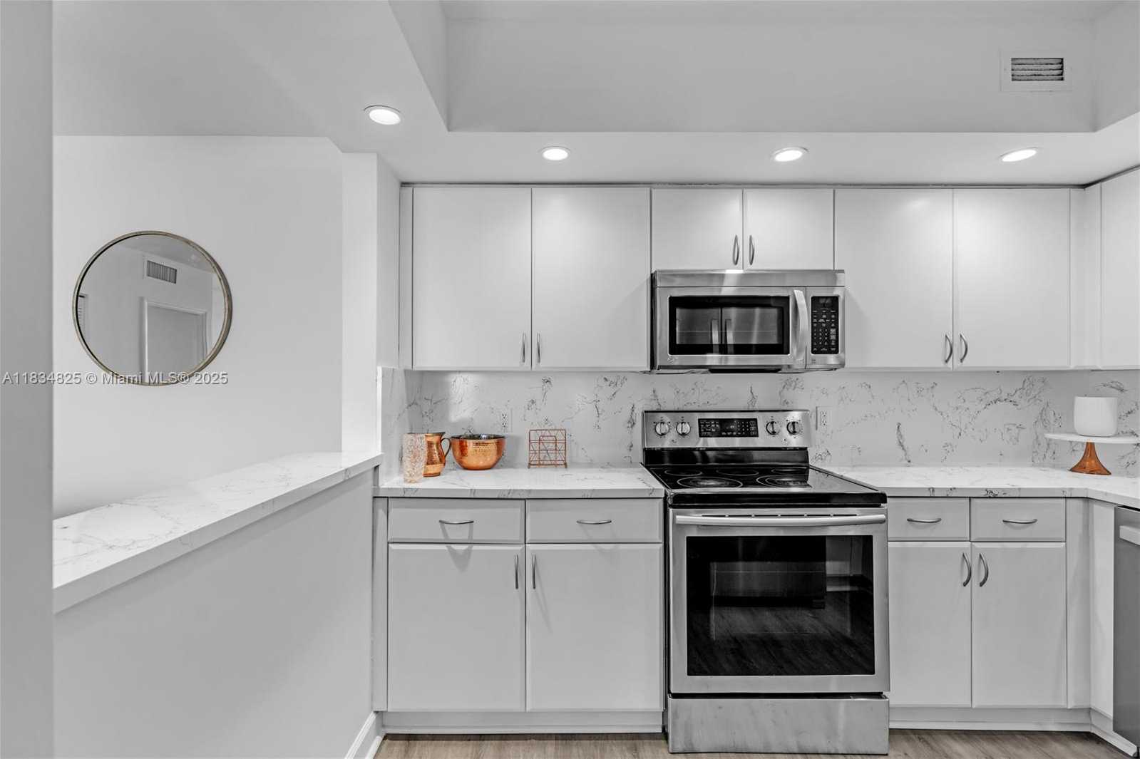 Small Image of 5600 COLLINS AVE #6P, Miami Beach Number 15