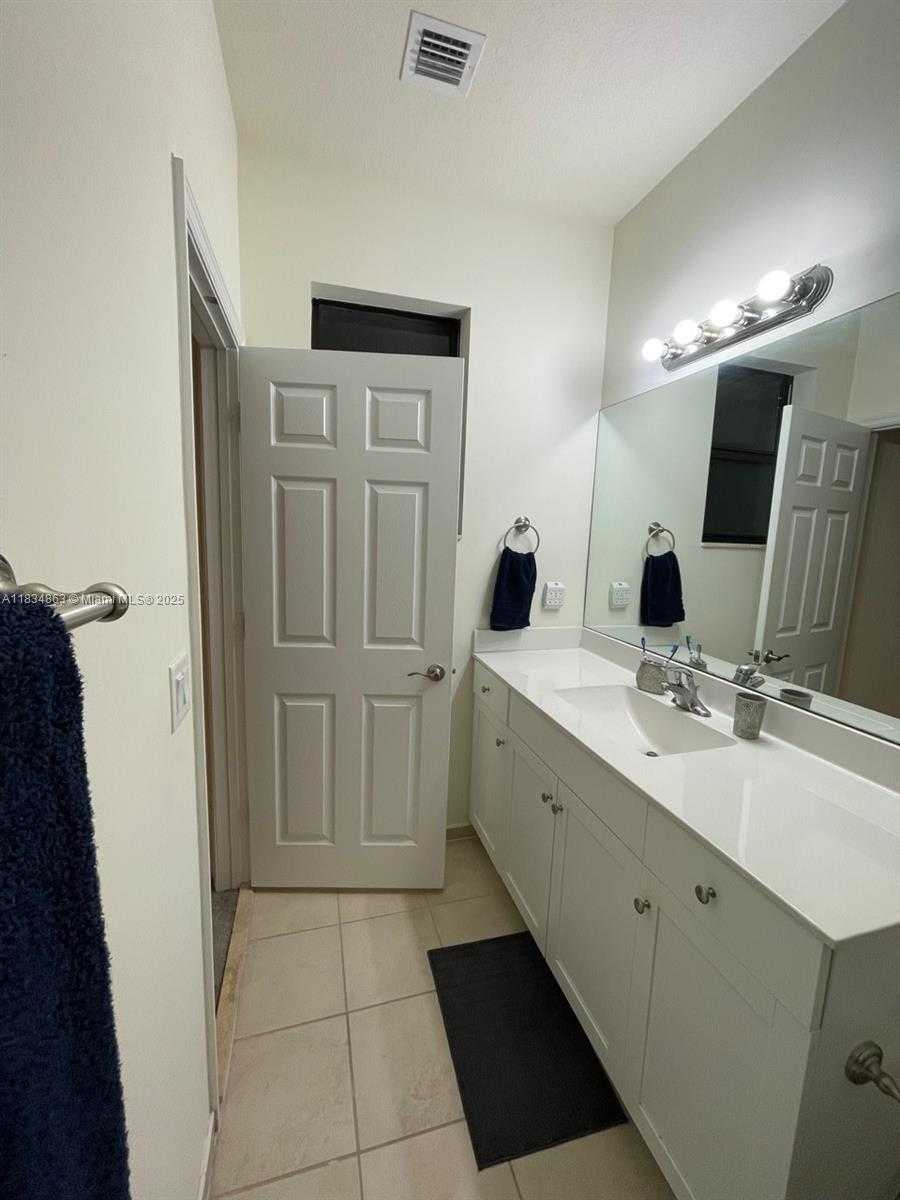 Small Image of Hialeah Number 19