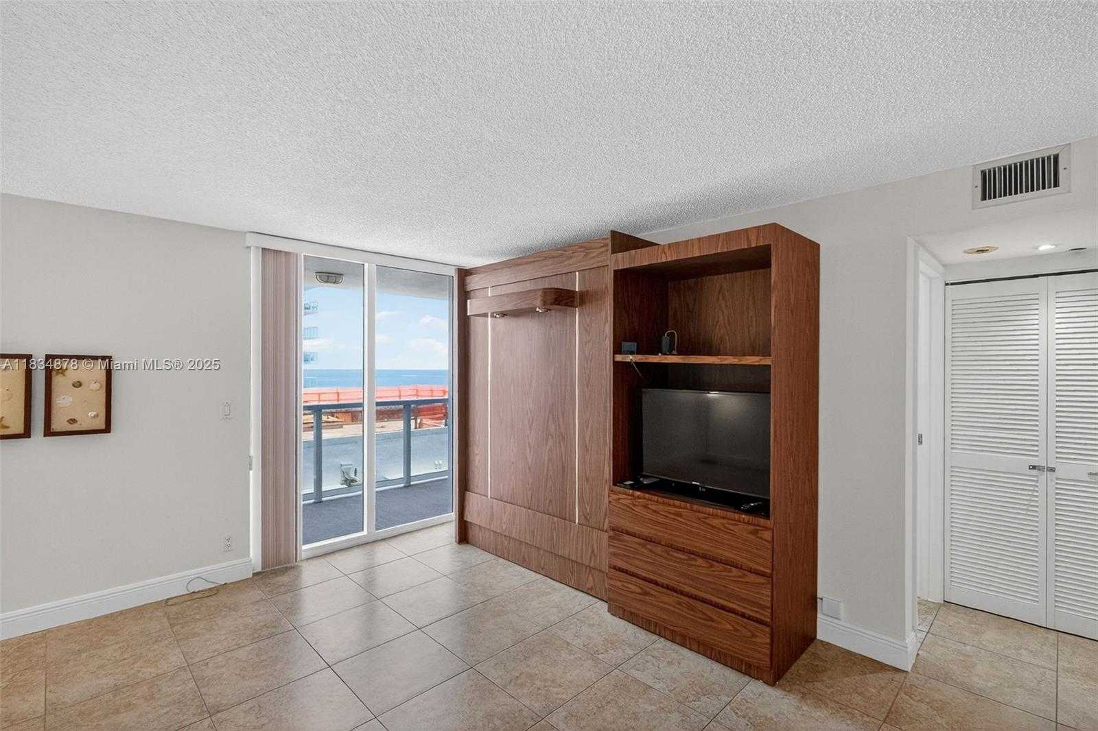 Small Image of 2401 COLLINS AVE #1212, Miami Beach Number 14