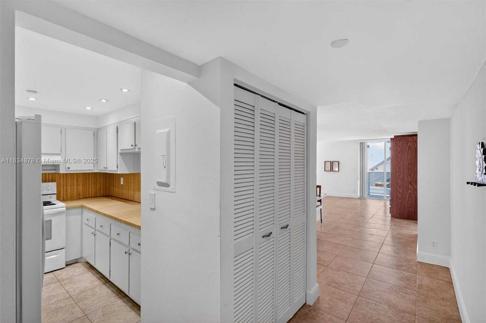 Small Image of 2401 COLLINS AVE #1212, Miami Beach Number 8