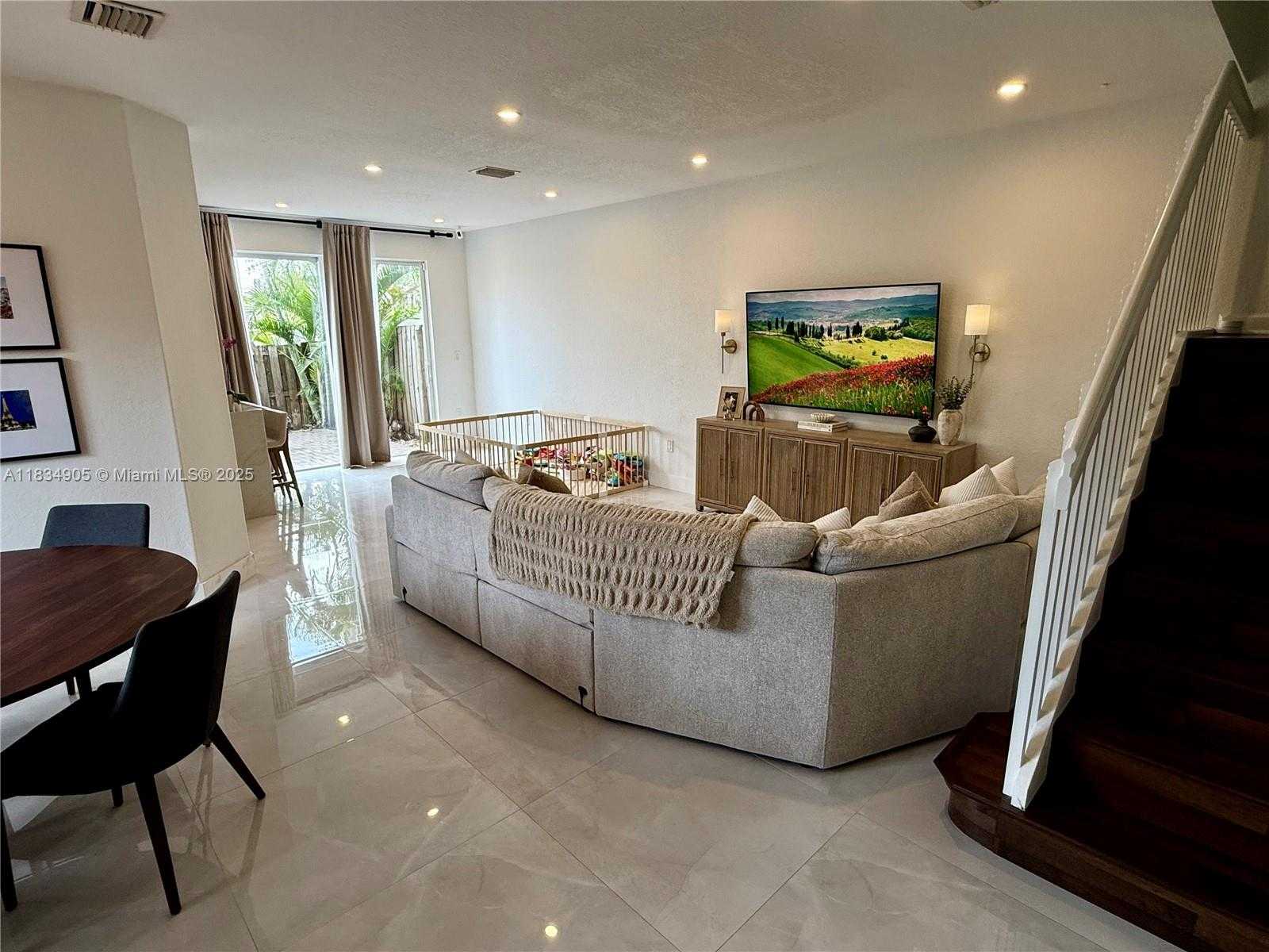 Small Image of 14902 SOUTH WEST 23RD WAY, Miami Number 3