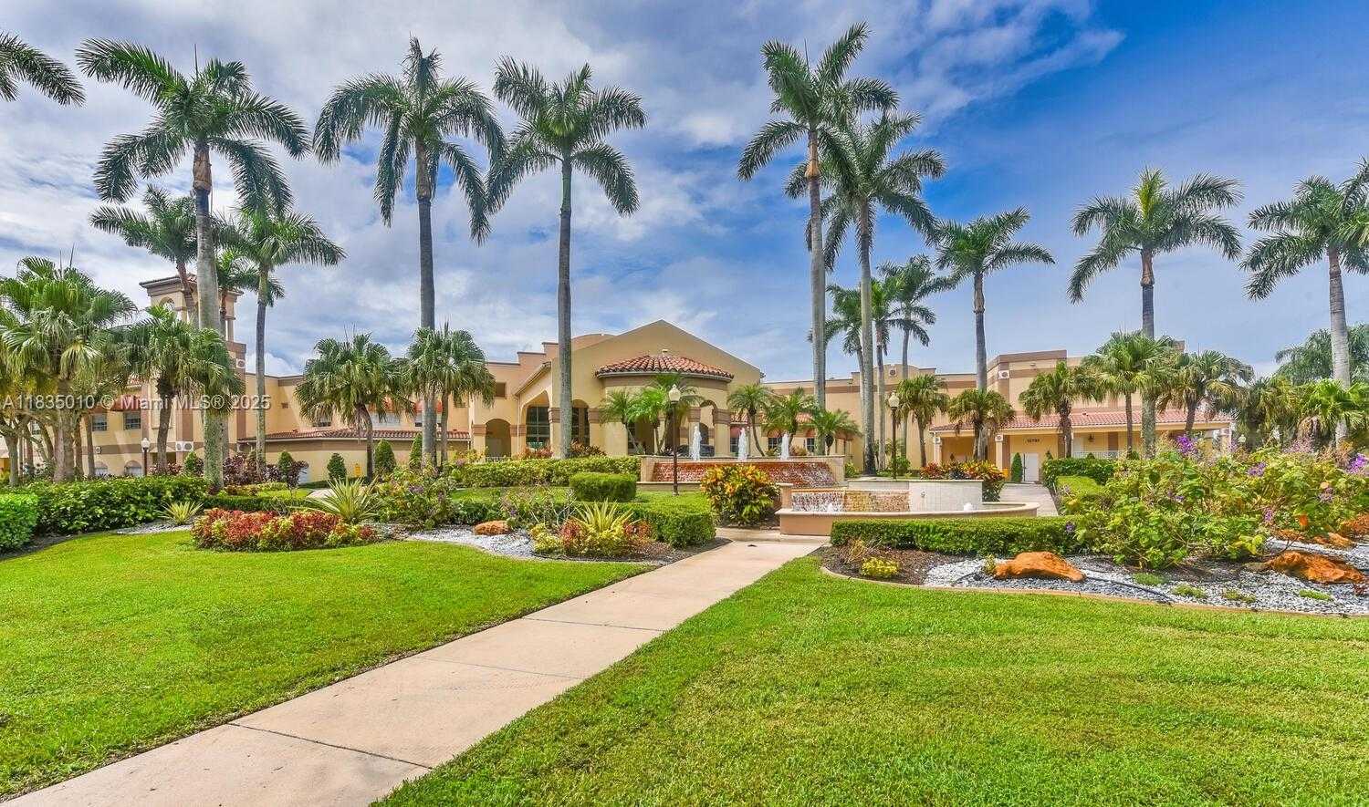 Small Image of 5570 ROYAL LAKE CIR, Boynton Beach Number 33