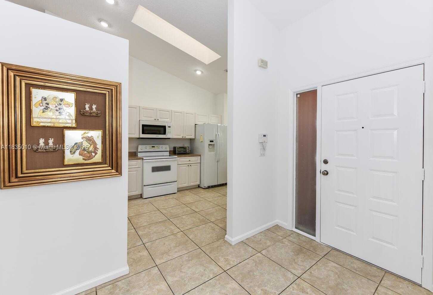 Small Image of 5570 ROYAL LAKE CIR, Boynton Beach Number 4