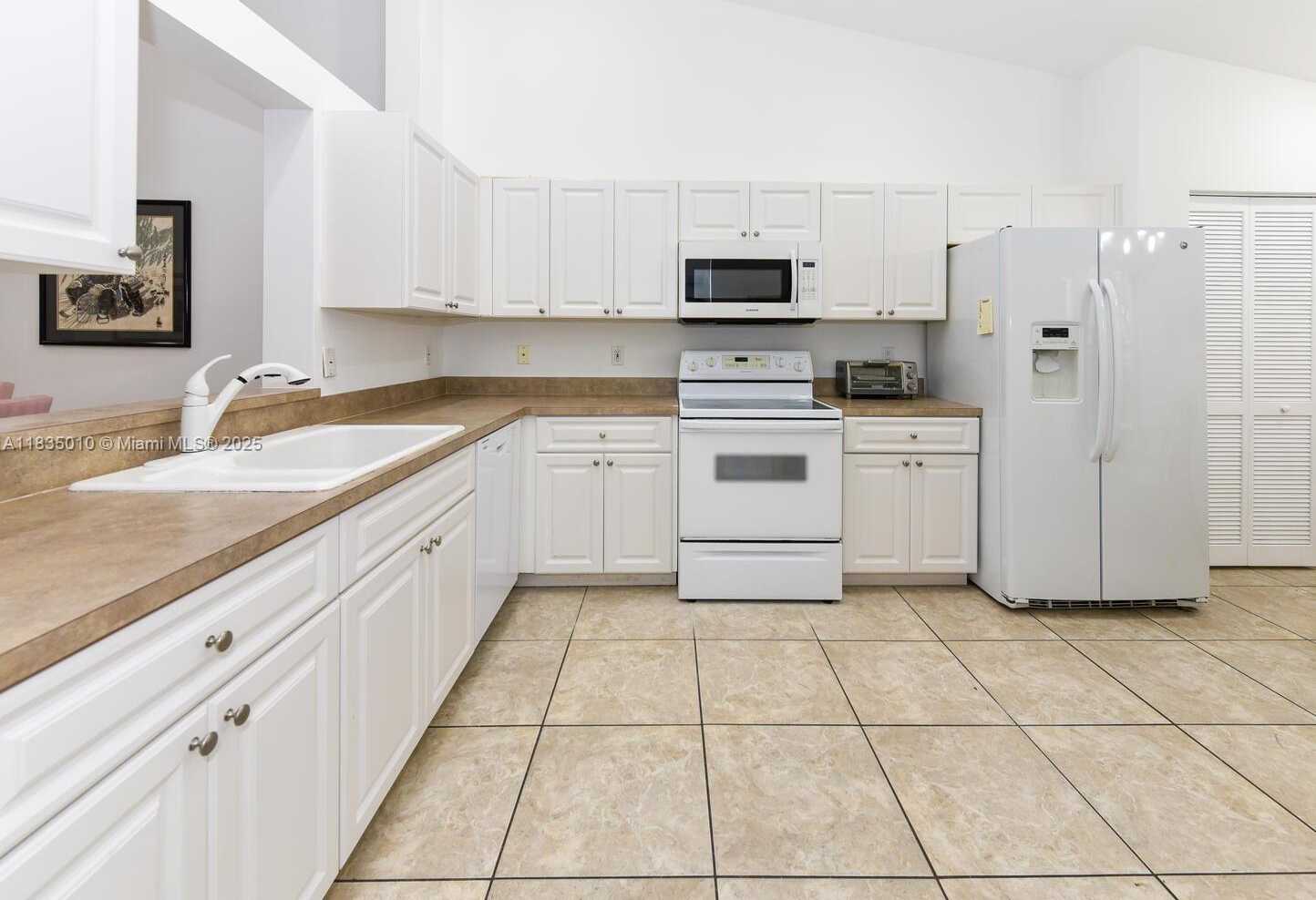 Small Image of 5570 ROYAL LAKE CIR, Boynton Beach Number 5