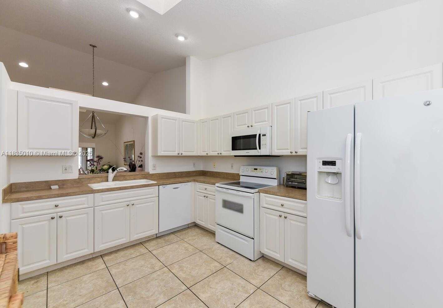 Small Image of 5570 ROYAL LAKE CIR, Boynton Beach Number 6