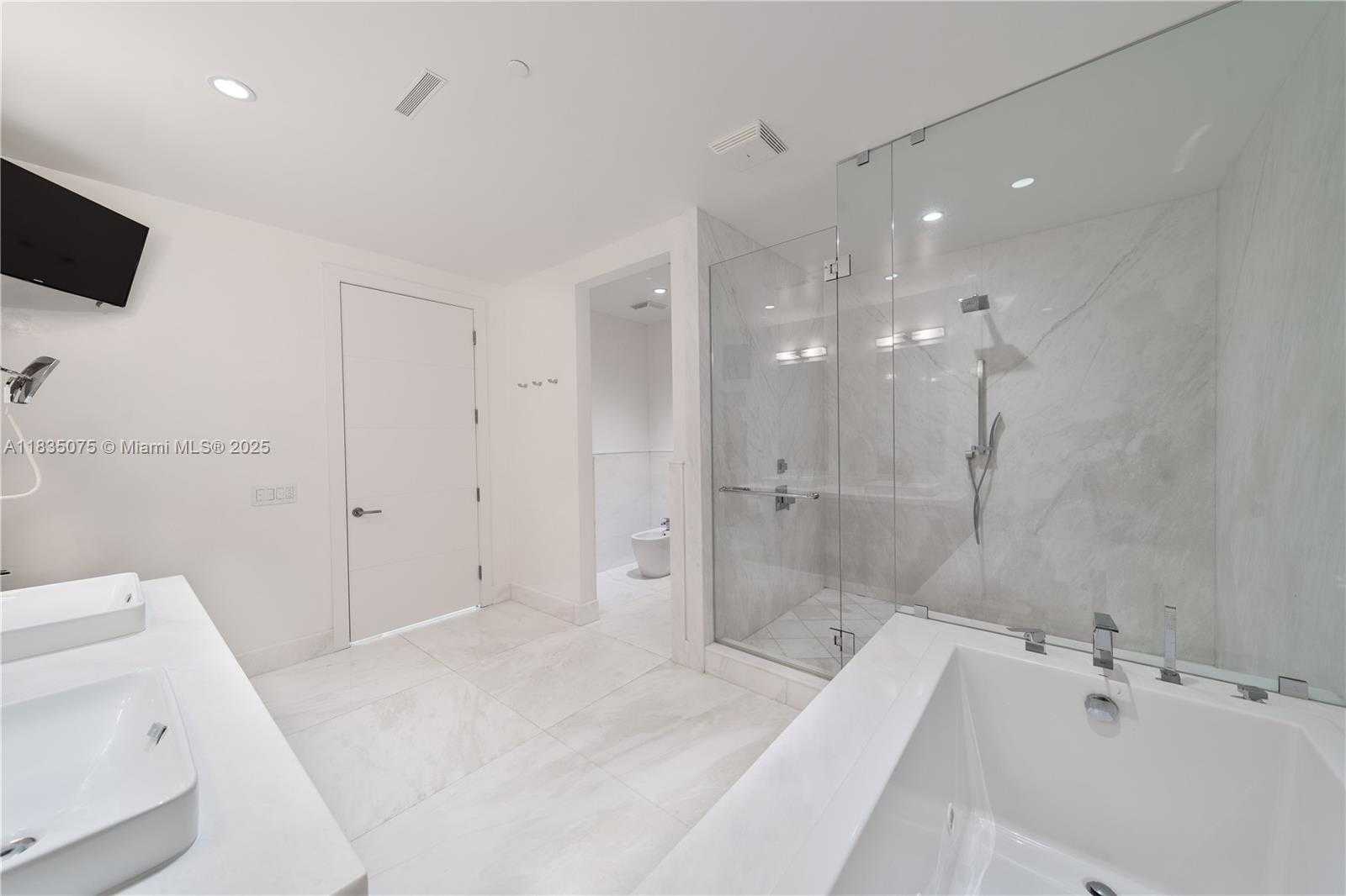 Small Image of 1110 SEMINOLE DR #502, Fort Lauderdale Number 12