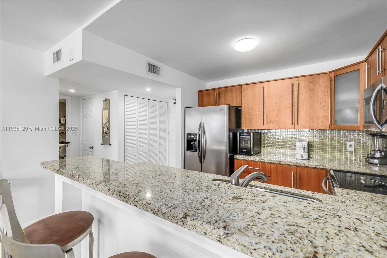Small Image of 401 OCEAN DR #1024, Miami Beach Number 3