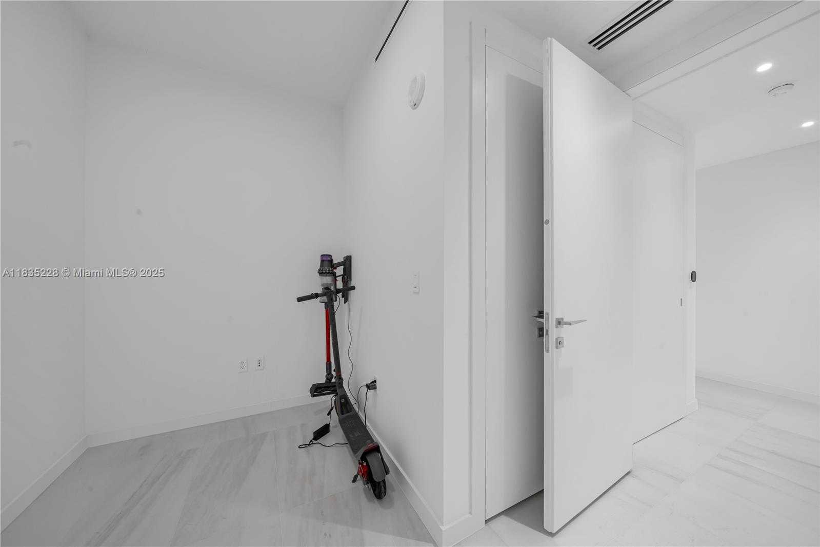 Small Image of 300 BISCAYNE BOULEVARD WAY #2804 #2804, Miami Number 49