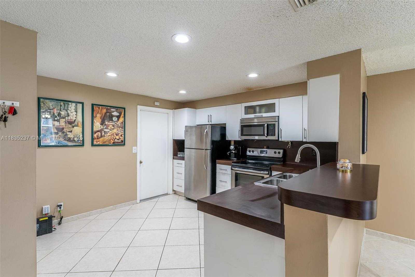 Small Image of 1528 VERACRUZ LN #4-3, Weston Number 6