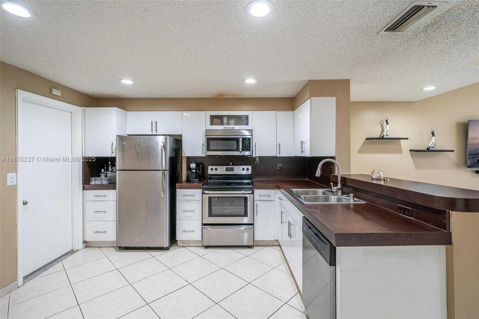 Small Image of 1528 VERACRUZ LN #4-3, Weston Number 7