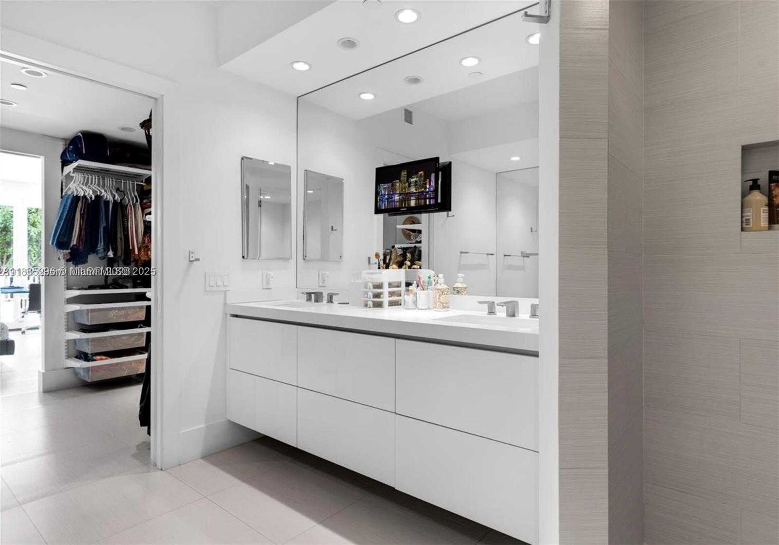 Small Image of 785 CRANDON BLVD #302, Key Biscayne Number 24