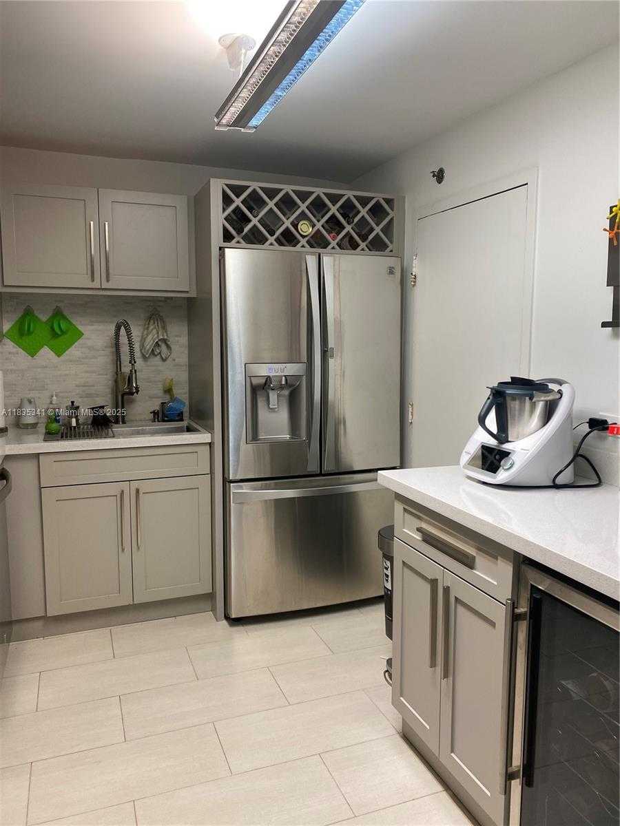 Small Image of 6039 COLLINS AVE #1223, Miami Beach Number 12
