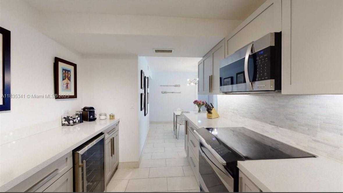 Small Image of 6039 COLLINS AVE #1223, Miami Beach Number 13