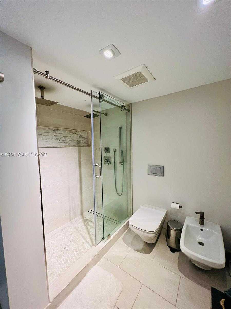 Small Image of 6039 COLLINS AVE #1223, Miami Beach Number 8