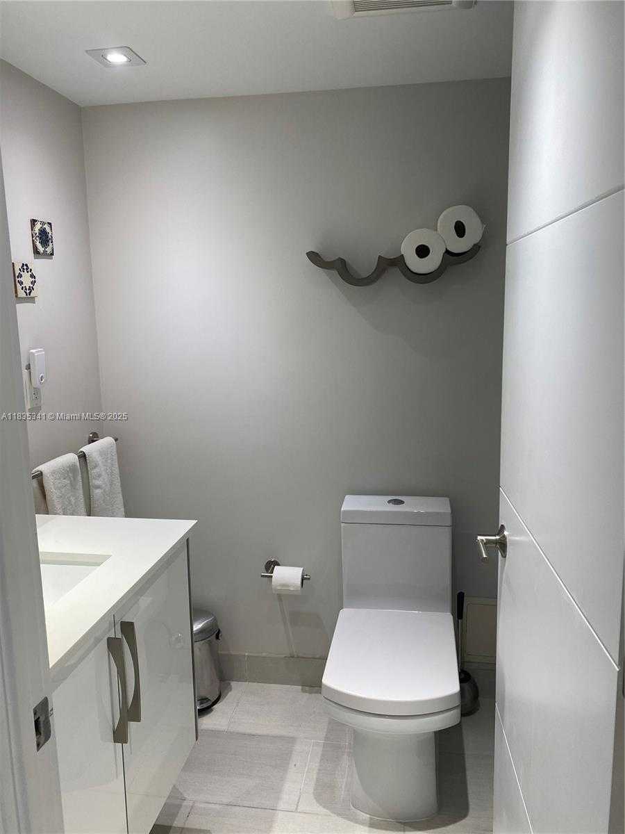 Small Image of 6039 COLLINS AVE #1223, Miami Beach Number 9