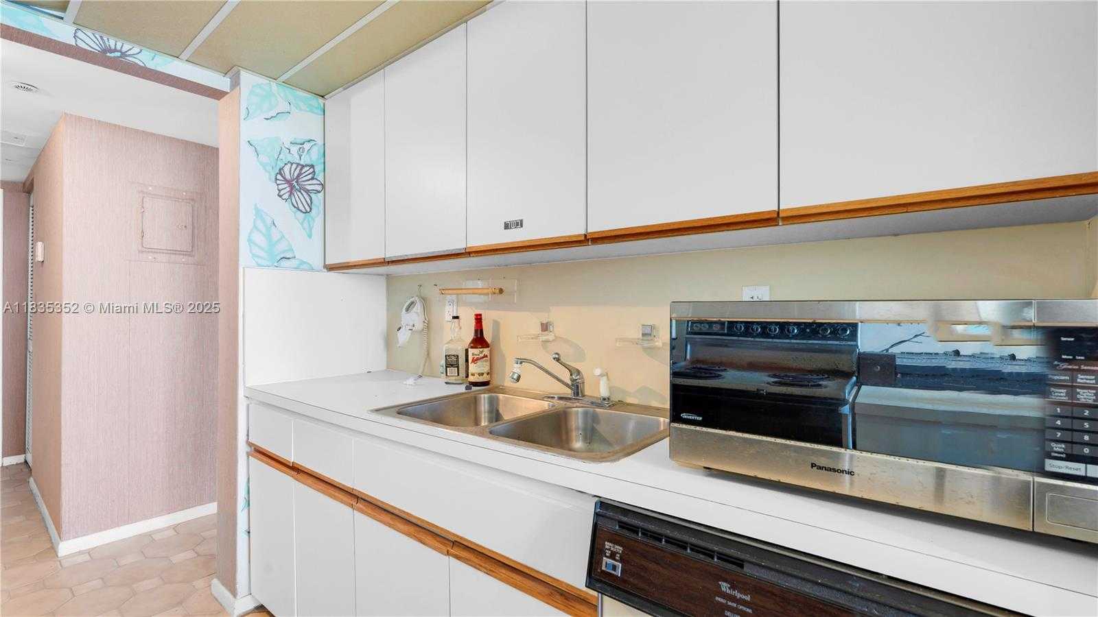 Small Image of 2555 COLLINS AVE #PH101, Miami Beach Number 10