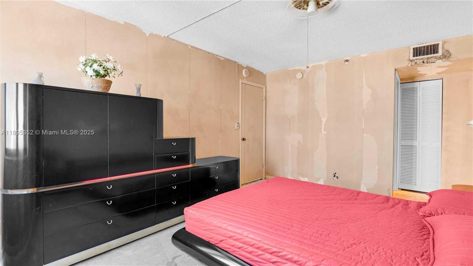 Small Image of 2555 COLLINS AVE #PH101, Miami Beach Number 26