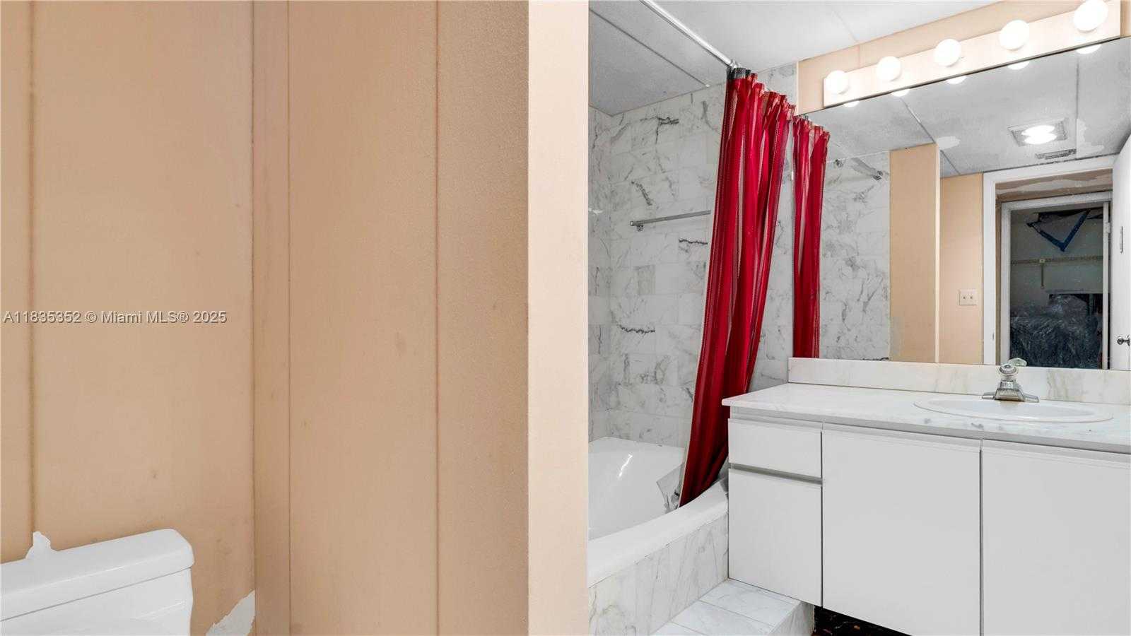 Small Image of 2555 COLLINS AVE #PH101, Miami Beach Number 30