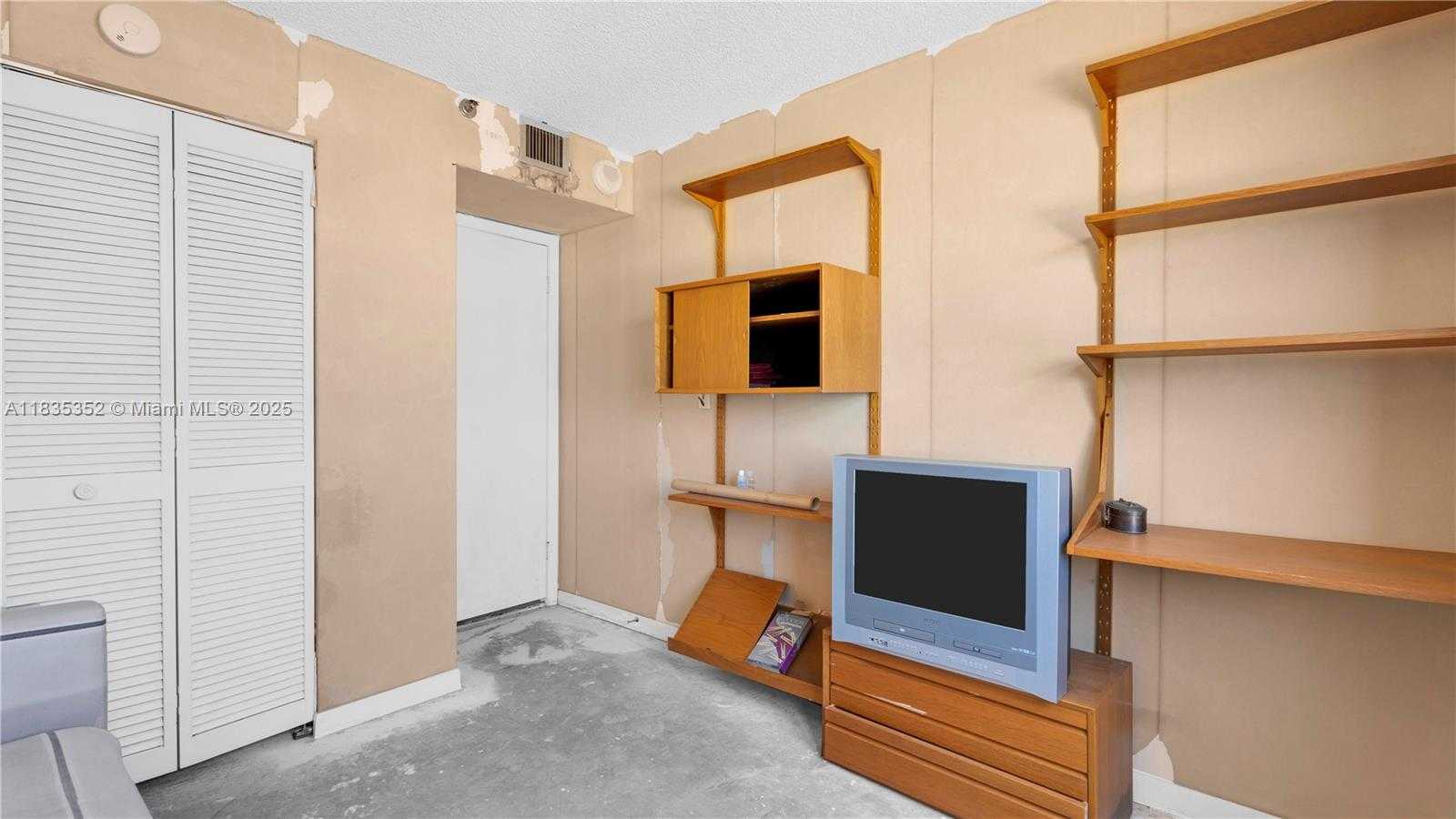 Small Image of 2555 COLLINS AVE #PH101, Miami Beach Number 36