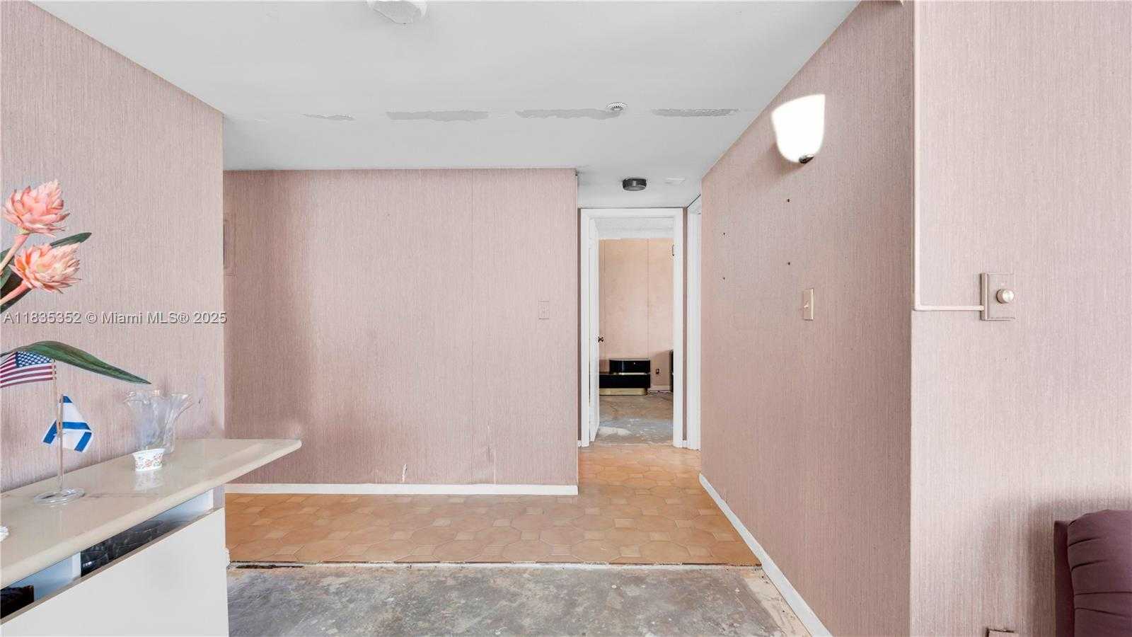 Small Image of 2555 COLLINS AVE #PH101, Miami Beach Number 37