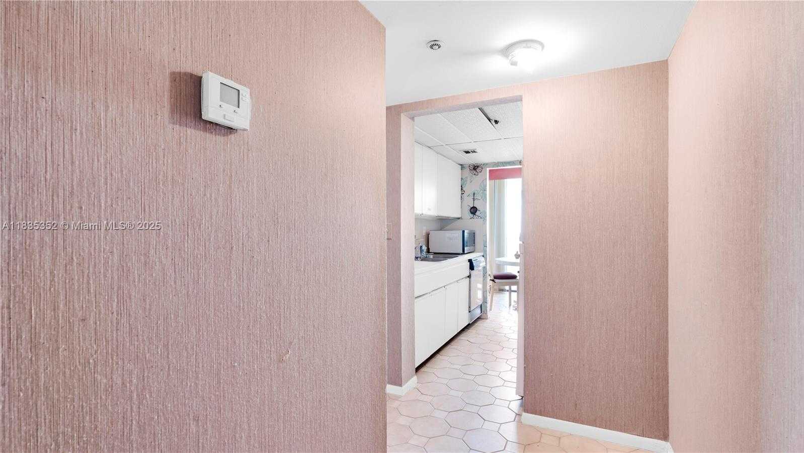Small Image of 2555 COLLINS AVE #PH101, Miami Beach Number 5