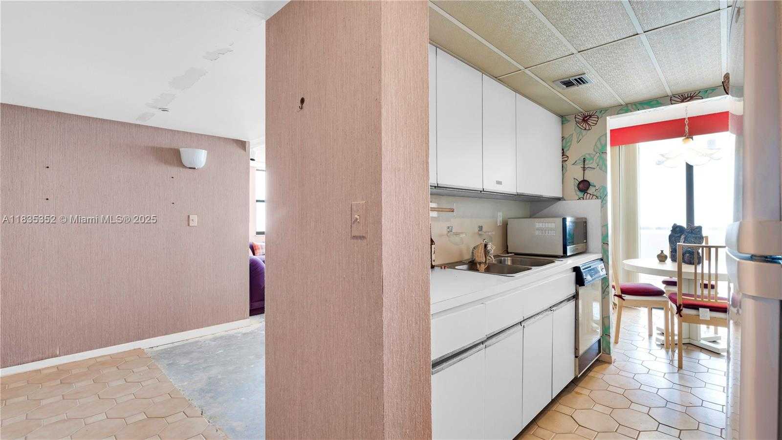 Small Image of 2555 COLLINS AVE #PH101, Miami Beach Number 6