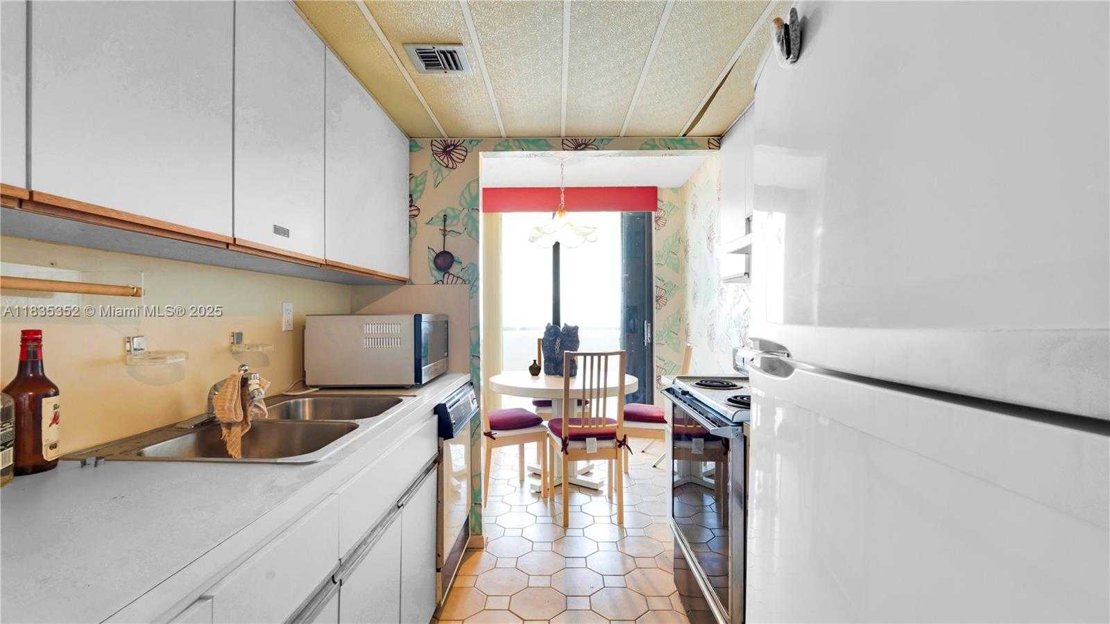 Small Image of 2555 COLLINS AVE #PH101, Miami Beach Number 7