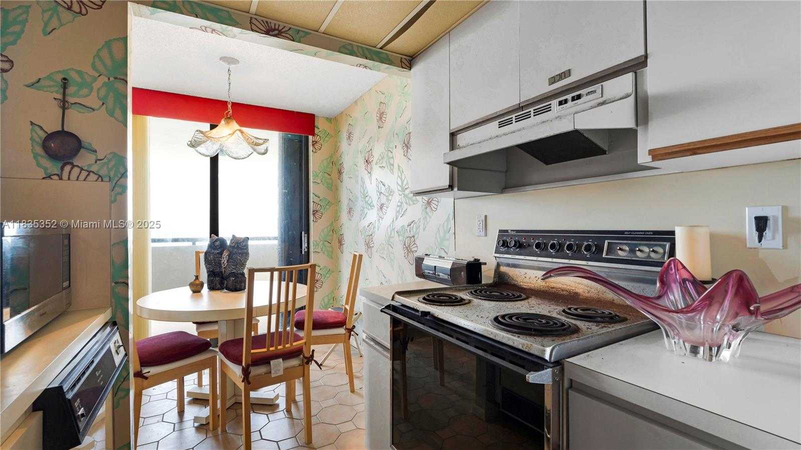 Small Image of 2555 COLLINS AVE #PH101, Miami Beach Number 8