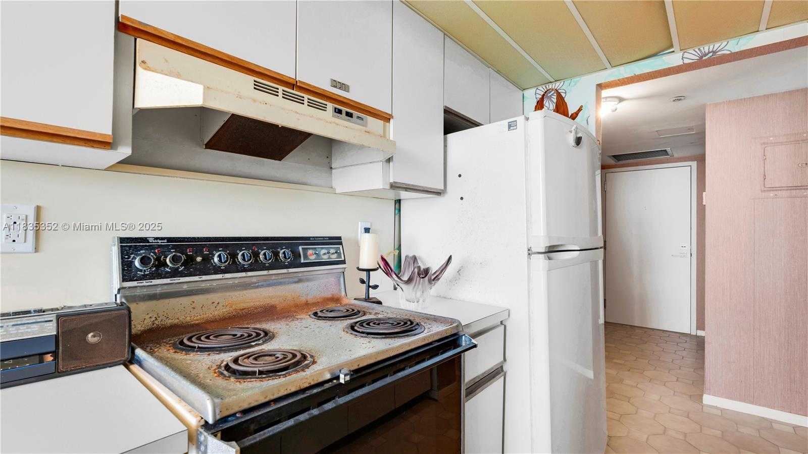 Small Image of 2555 COLLINS AVE #PH101, Miami Beach Number 9