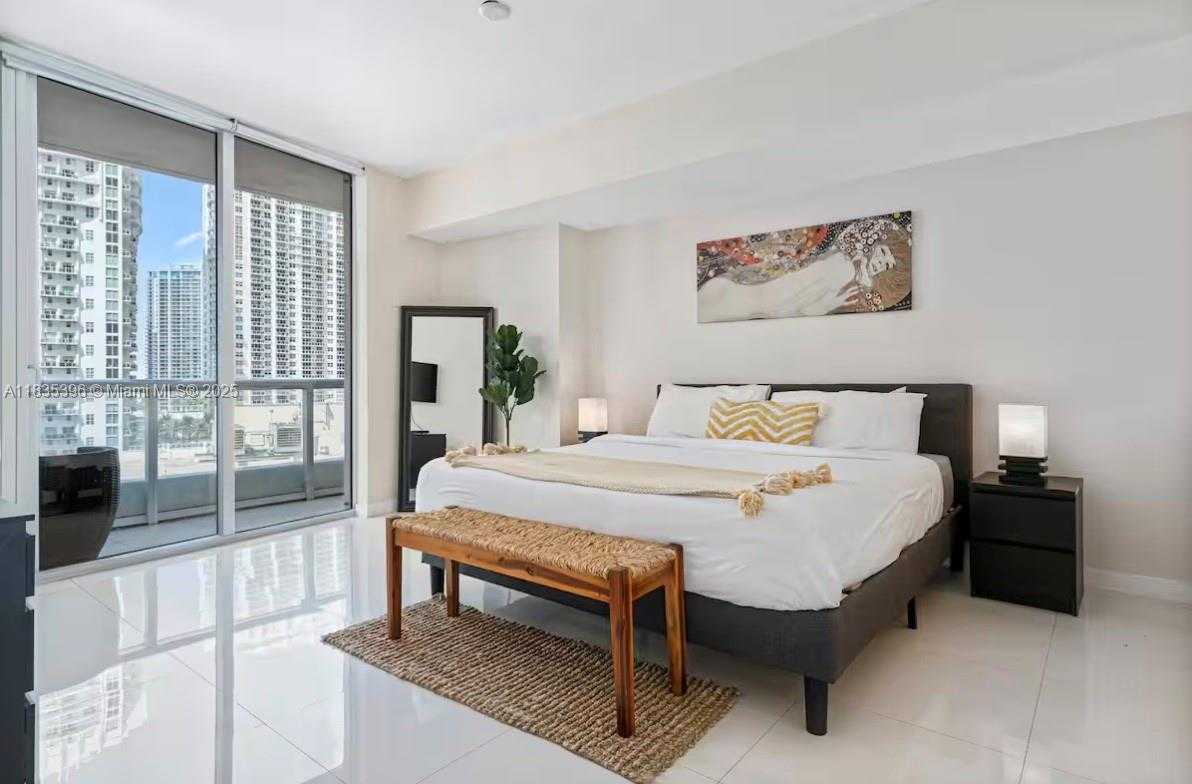 Small Image of 485 BRICKELL AVE #1606, Miami Number 3
