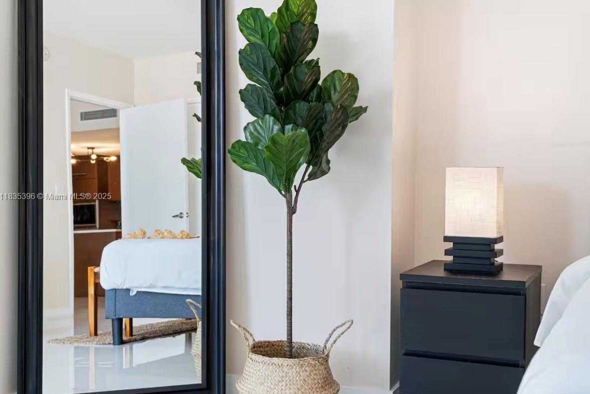 Small Image of 485 BRICKELL AVE #1606, Miami Number 5