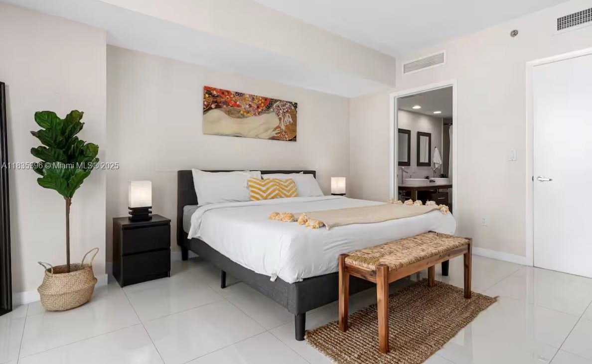Small Image of 485 BRICKELL AVE #1606, Miami Number 6