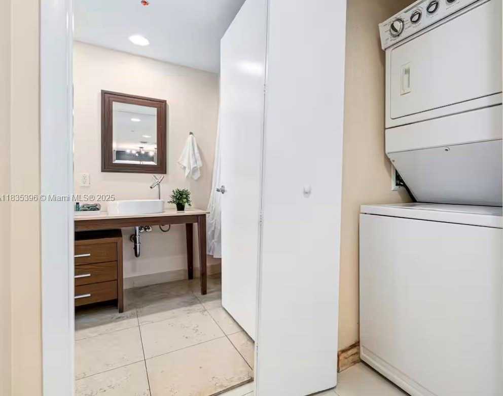 Small Image of 485 BRICKELL AVE #1606, Miami Number 8