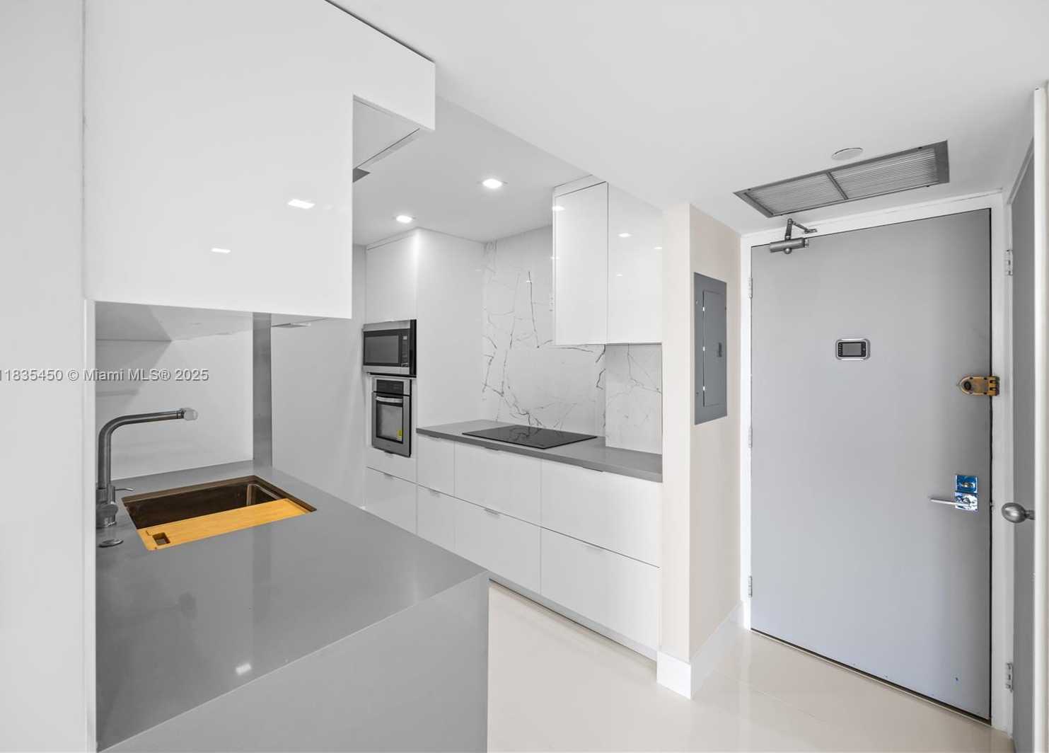 Small Image of 20379 E Country Club Dr, Aventura, FL 33180, USA Number 7