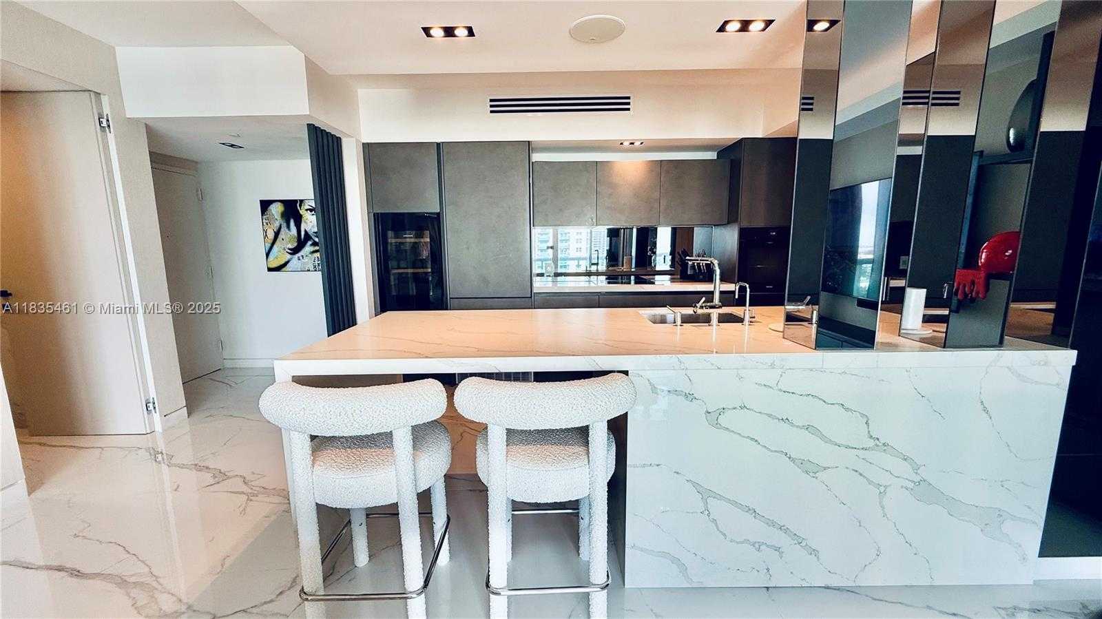 Small Image of 1000 SOUTH POINTE DR #1706, Miami Beach Number 9