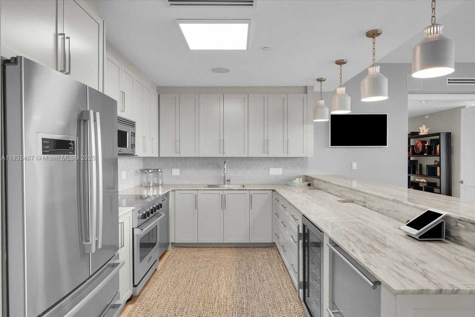 Small Image of 100 SOUTH POINTE DR #1502, Miami Beach Number 34