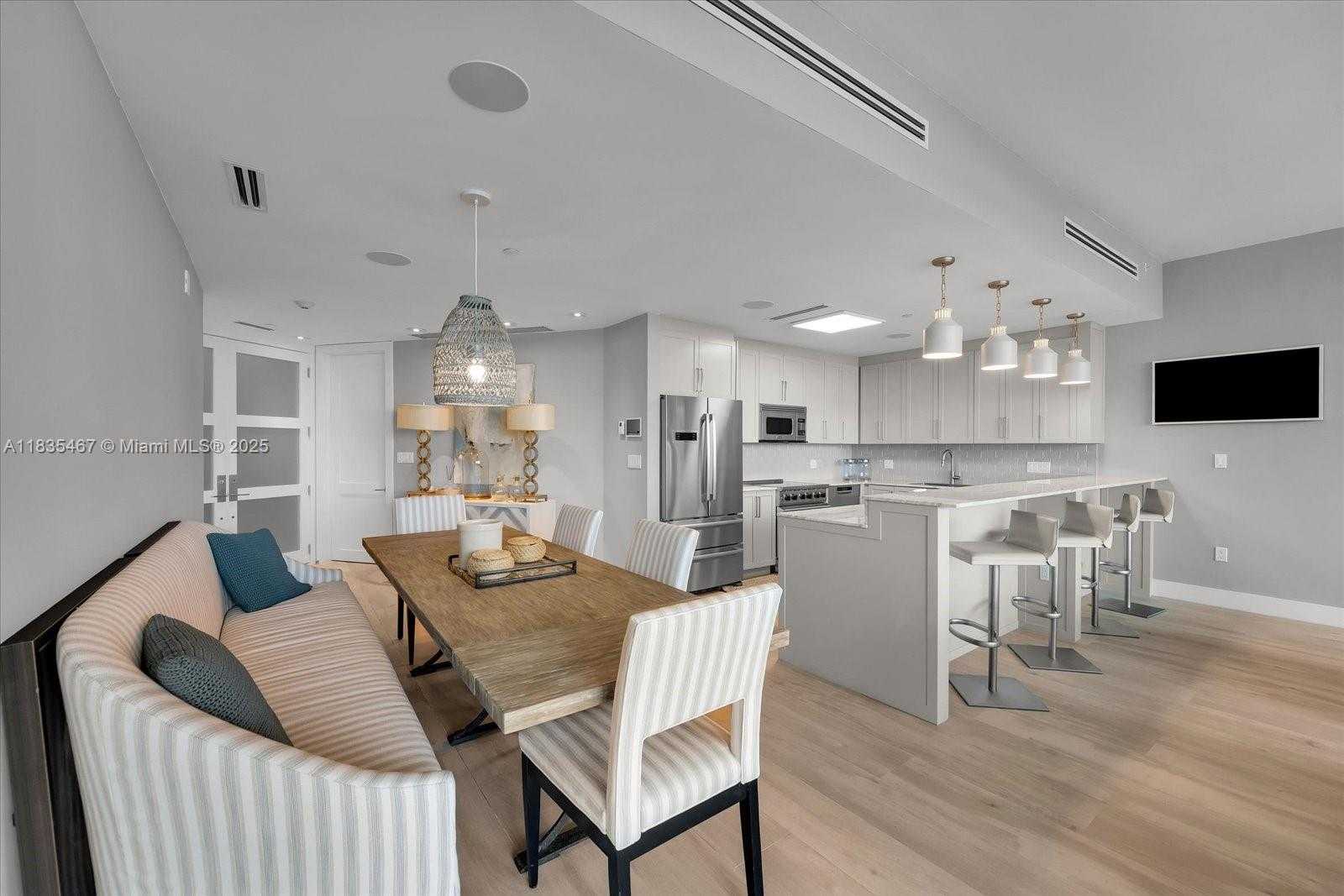 Small Image of 100 SOUTH POINTE DR #1502, Miami Beach Number 9