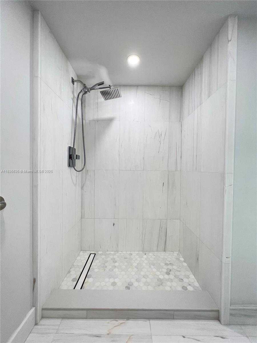 Small Image of 5700 COLLINS AVE #16B, Miami Beach Number 7